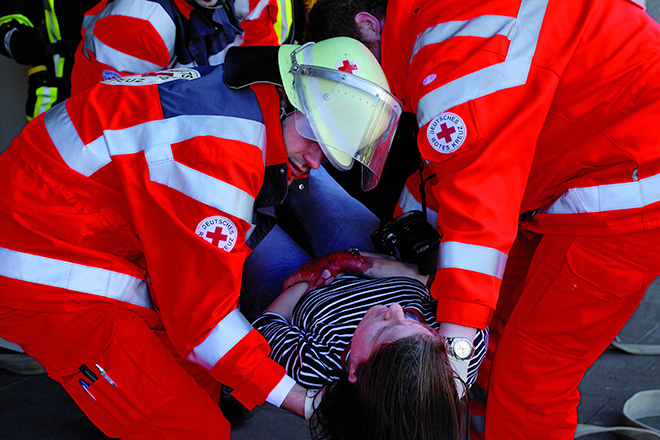 Foto: Zwei Helfer der DRK-Bereitschaften tragen eine verletzte Fau.